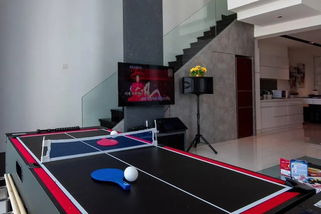 Xbox, Karaoke, Foosball, Pooltable, Icehockey, Ping Pong, Board Games 乔治敦 马来西亚